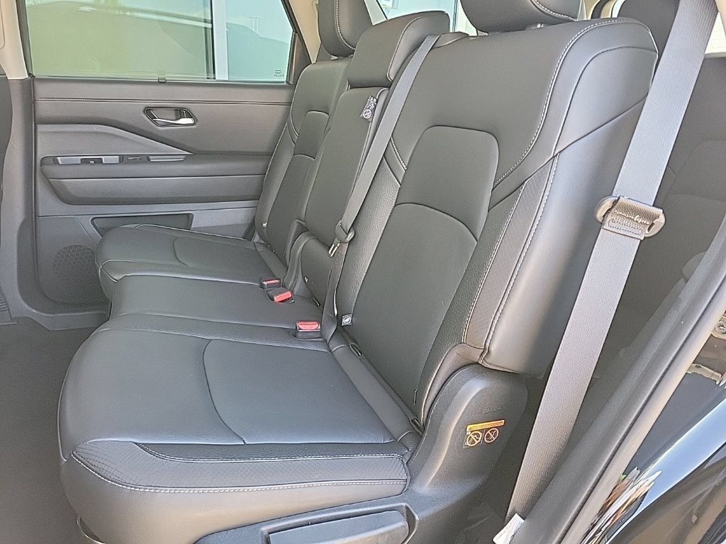 Used 2025 Nissan Pathfinder SL AWD/4WD image 14