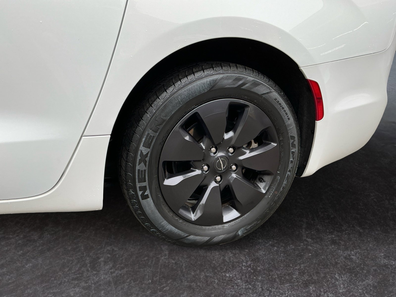 Used 2020 Chrysler Pacifica Touring w/ S Appearance Package image 10