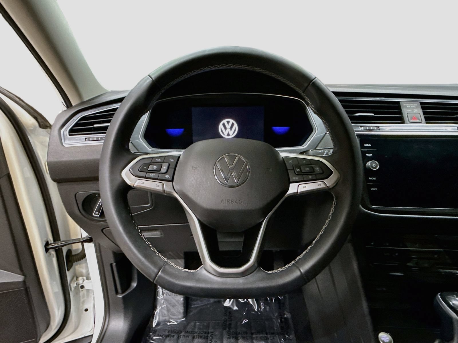 Used 2022 Volkswagen Tiguan SE AWD/4WD image 12