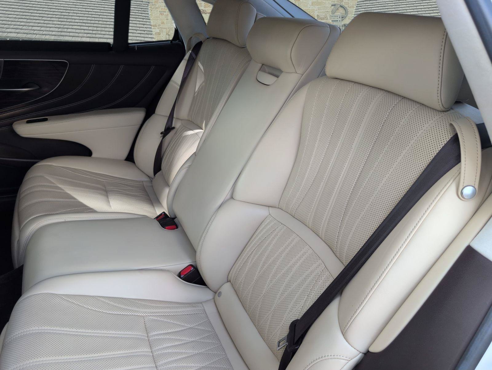 Used 2018 Lexus LS 500h w/ Luxury Package RWD image 18