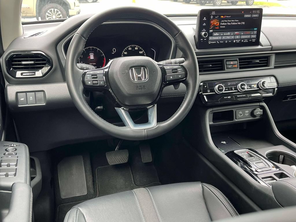 Used 2025 Honda Pilot Touring image 12