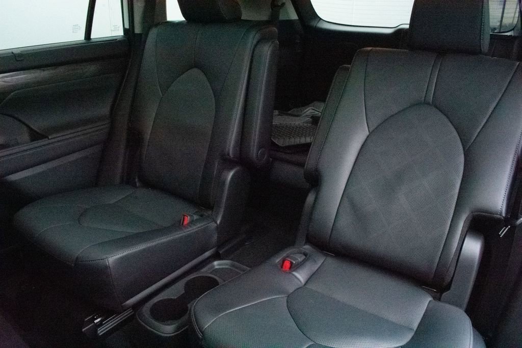 Used 2024 Toyota Highlander Limited image 27