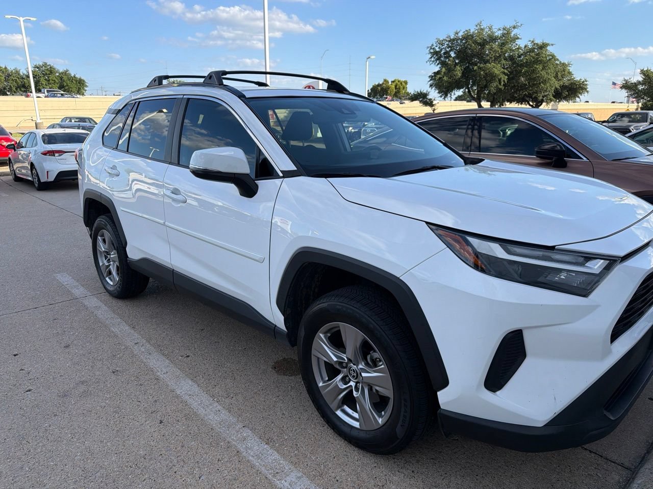 Used 2022 Toyota RAV4 XLE w/ Convenience Package FWD image 2