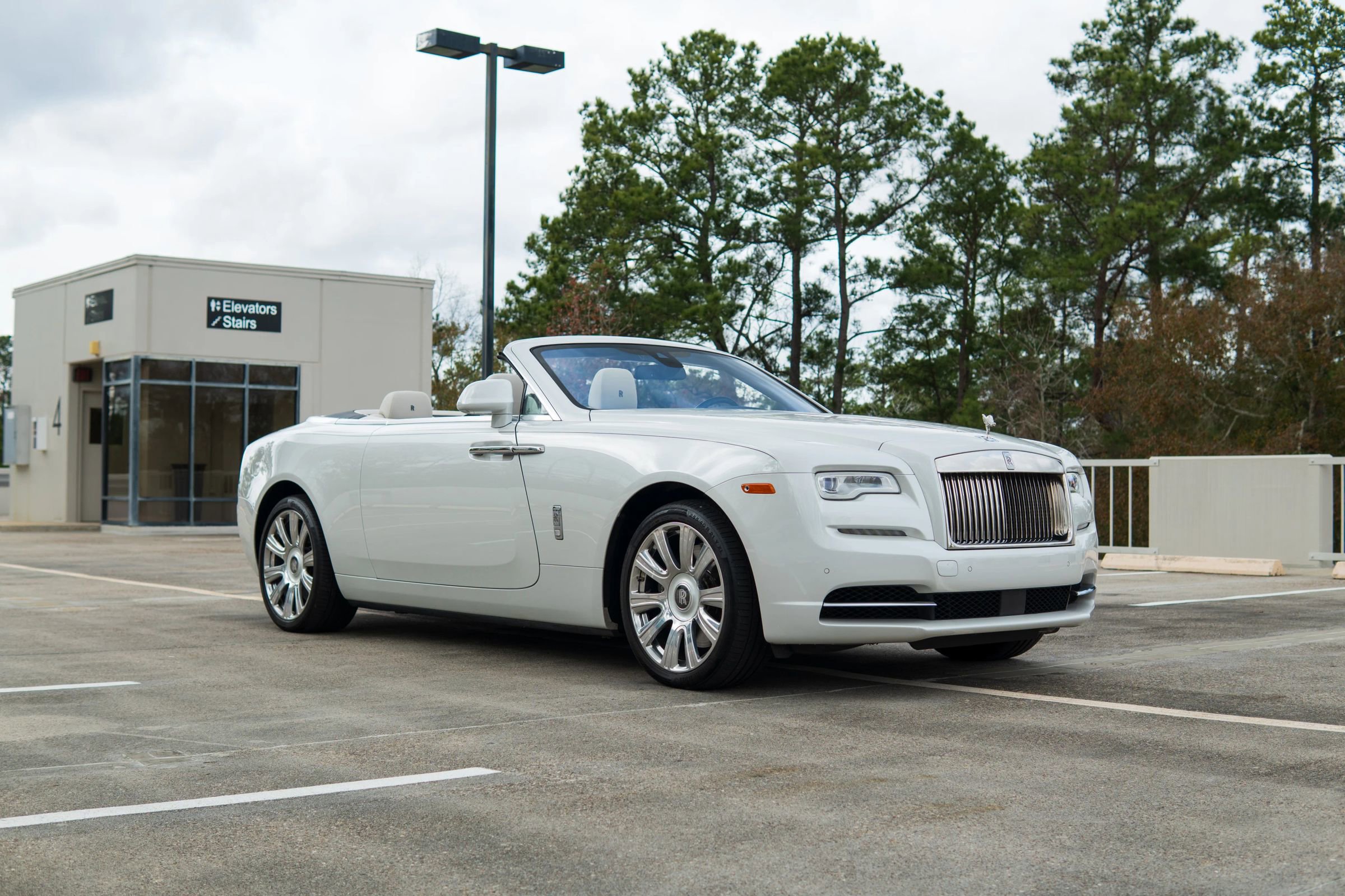 Used 2017 Rolls-Royce Dawn image 28