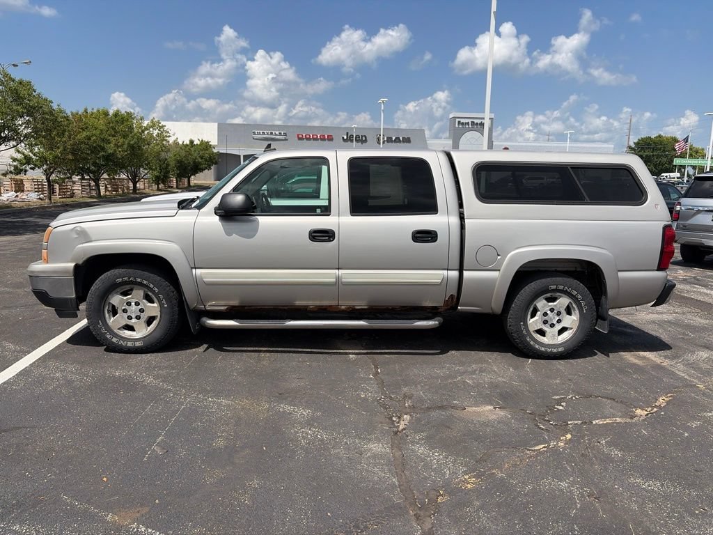 Used 2006 Chevrolet Silverado 1500 LT w/ Onstar Plus Package AWD/4WD image 2