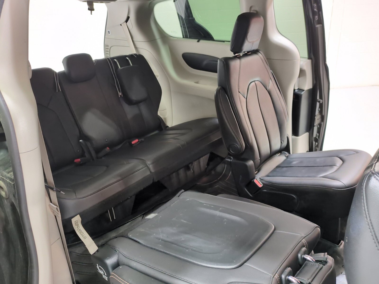 Used 2018 Chrysler Pacifica Touring-L FWD image 12