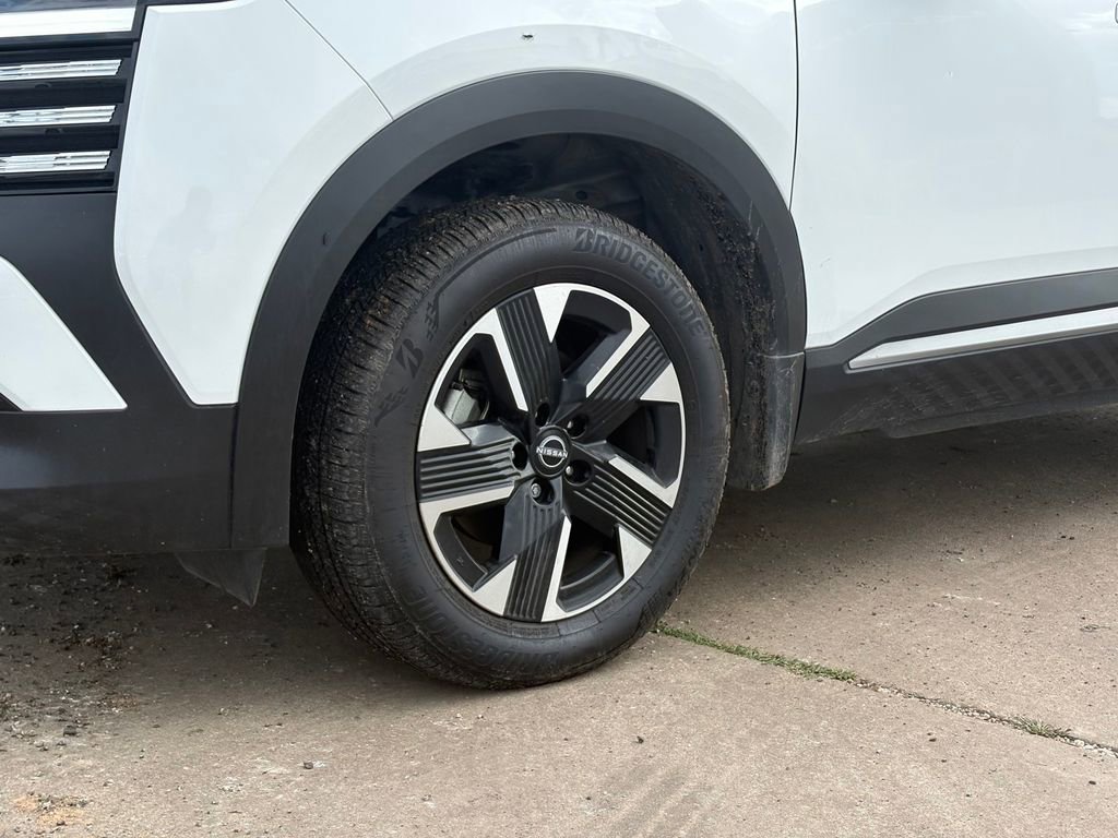 Used 2025 Nissan Kicks SV AWD/4WD image 9