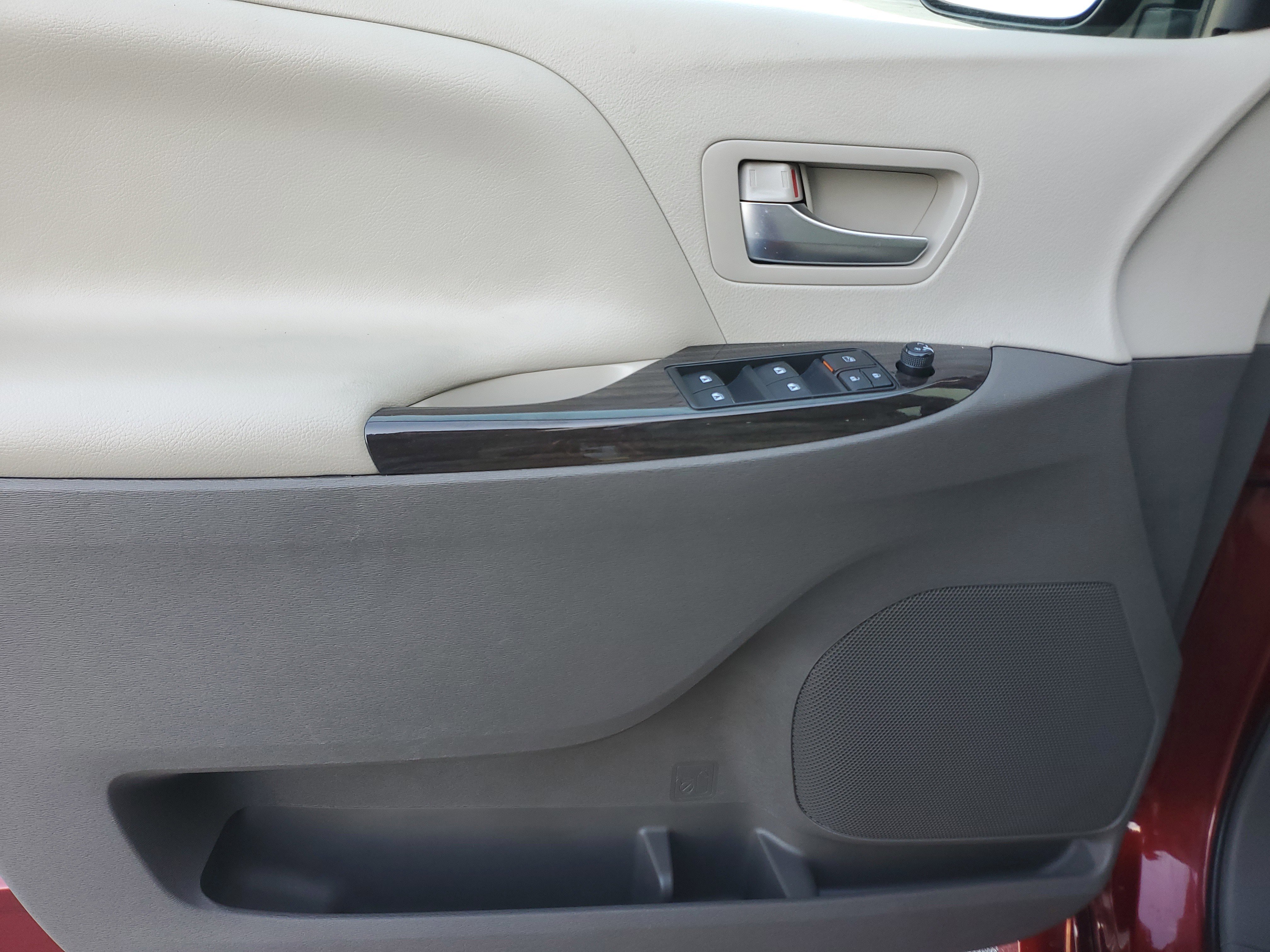 Used 2020 Toyota Sienna XLE image 29