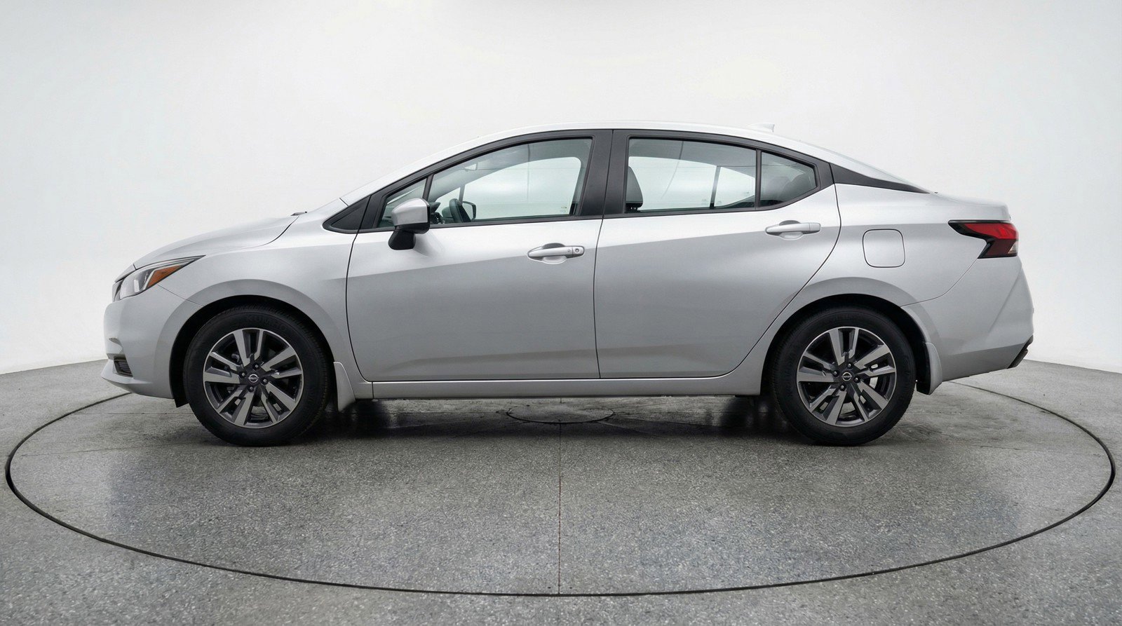 Used 2025 Nissan Versa SV image 5