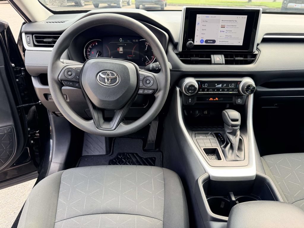 Used 2025 Toyota RAV4 XLE AWD/4WD image 2