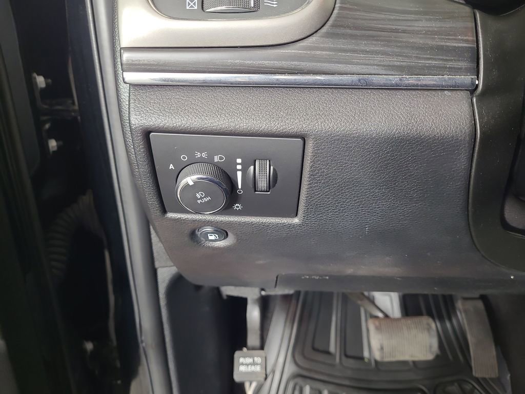 Used 2020 Jeep Grand Cherokee Limited AWD/4WD image 16