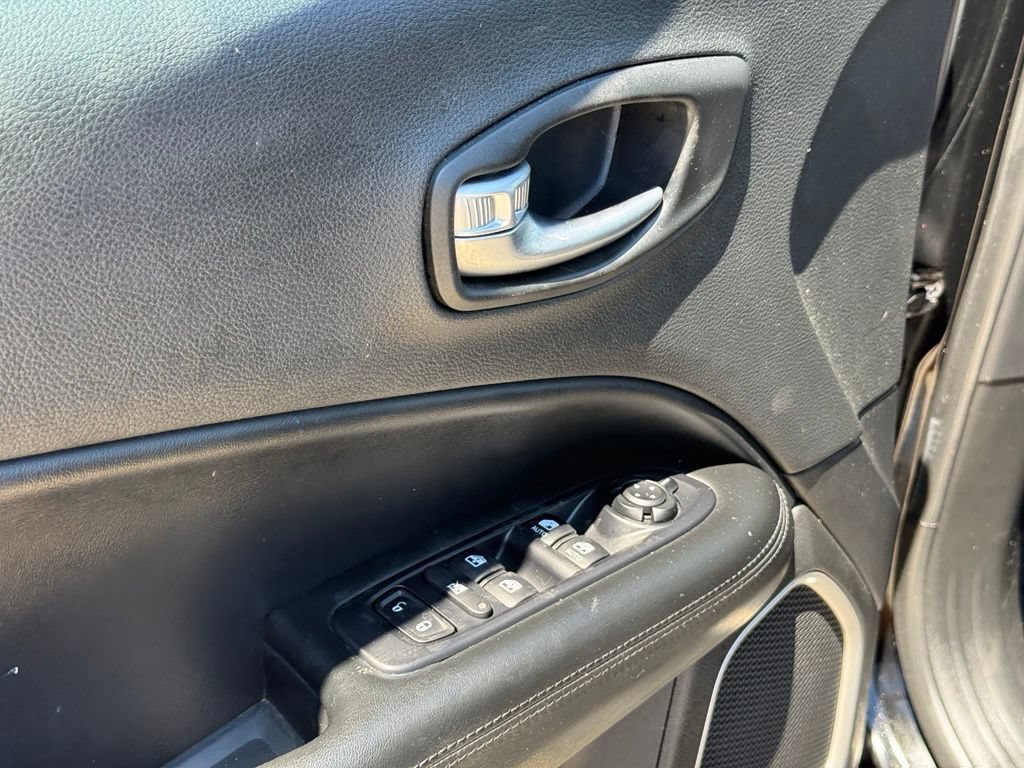 Used 2019 Jeep Compass Latitude AWD/4WD image 11