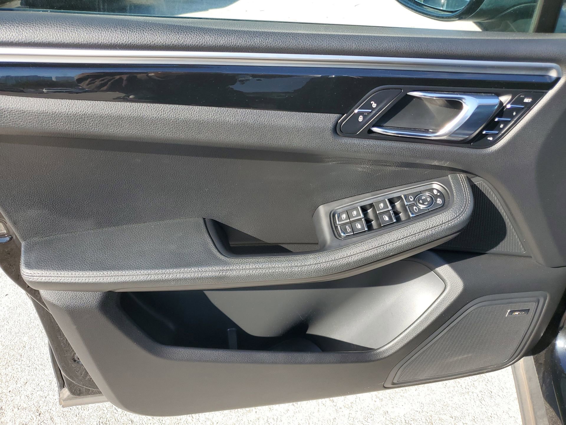 Used 2018 Porsche Macan S image 16