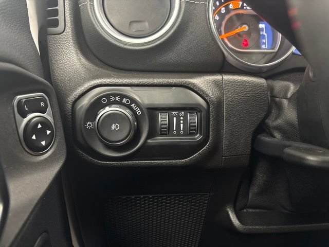 Used 2018 Jeep Wrangler Unlimited Sahara w/ Cold Weather Group AWD/4WD image 34