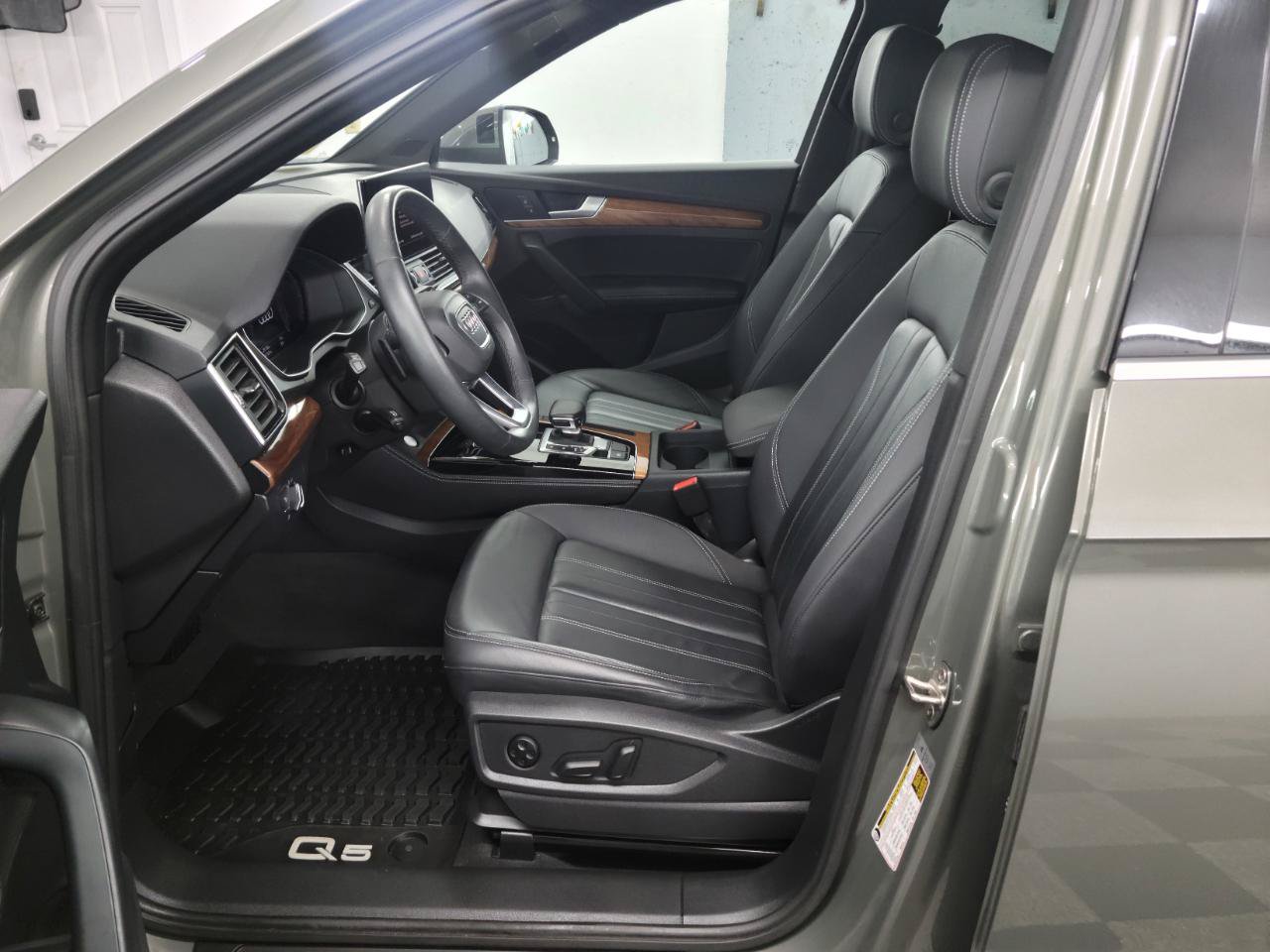 Used 2023 Audi Q5 2.0T Premium Plus w/ Premium Plus Package AWD/4WD image 12