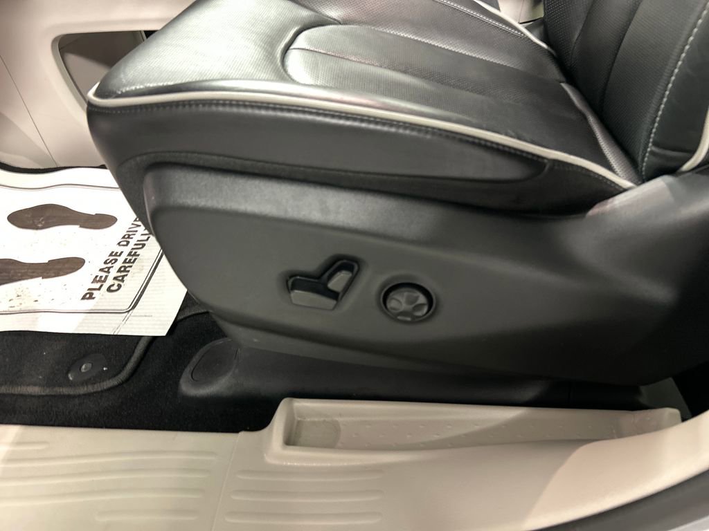Used 2024 Chrysler Pacifica Limited image 13