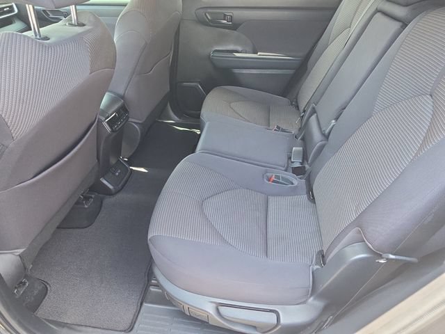 Used 2022 Toyota Highlander L FWD image 12