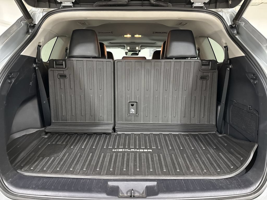 Used 2020 Toyota Highlander XLE AWD/4WD image 25