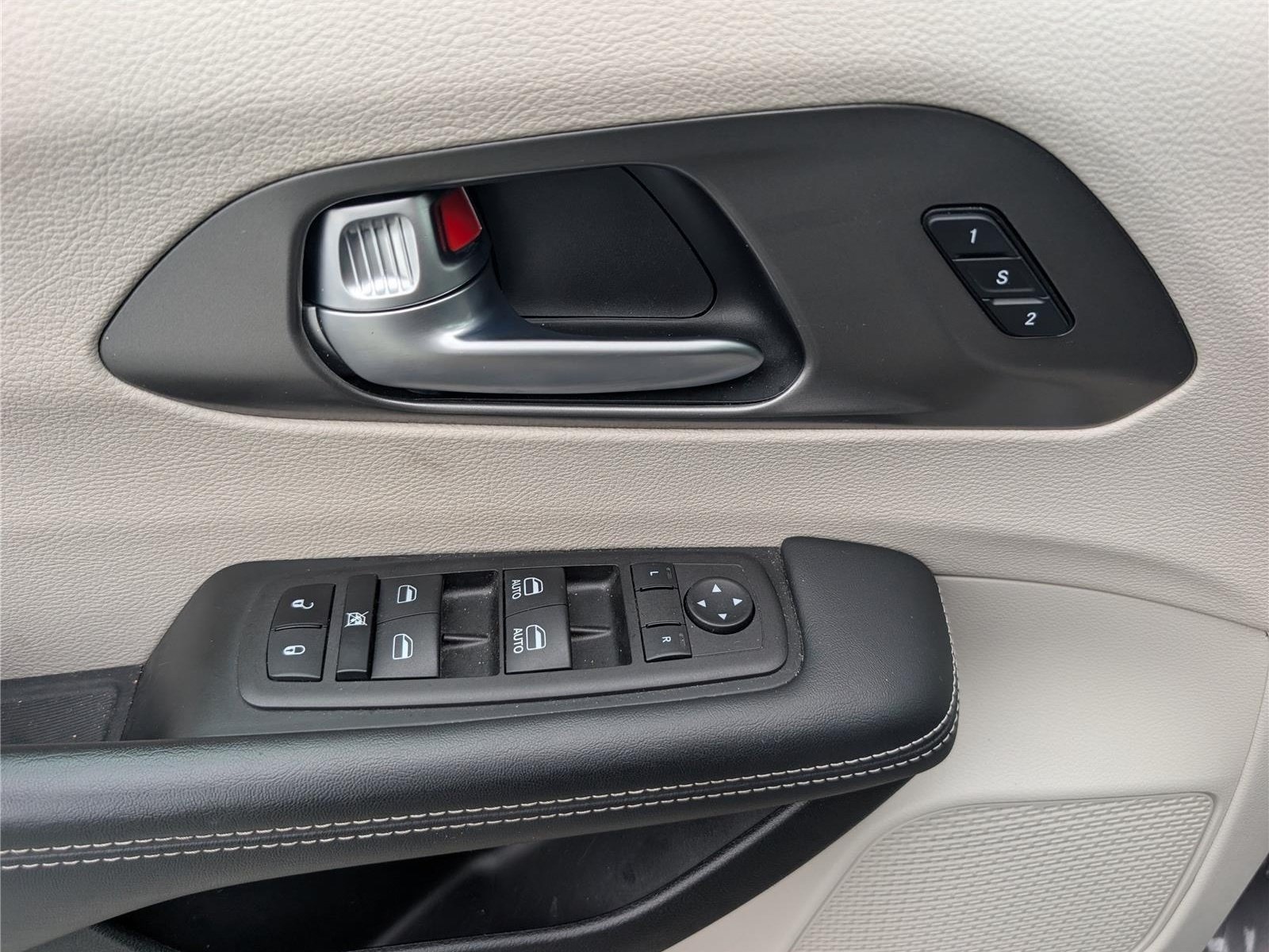 Used 2023 Chrysler Pacifica Touring-L FWD image 19