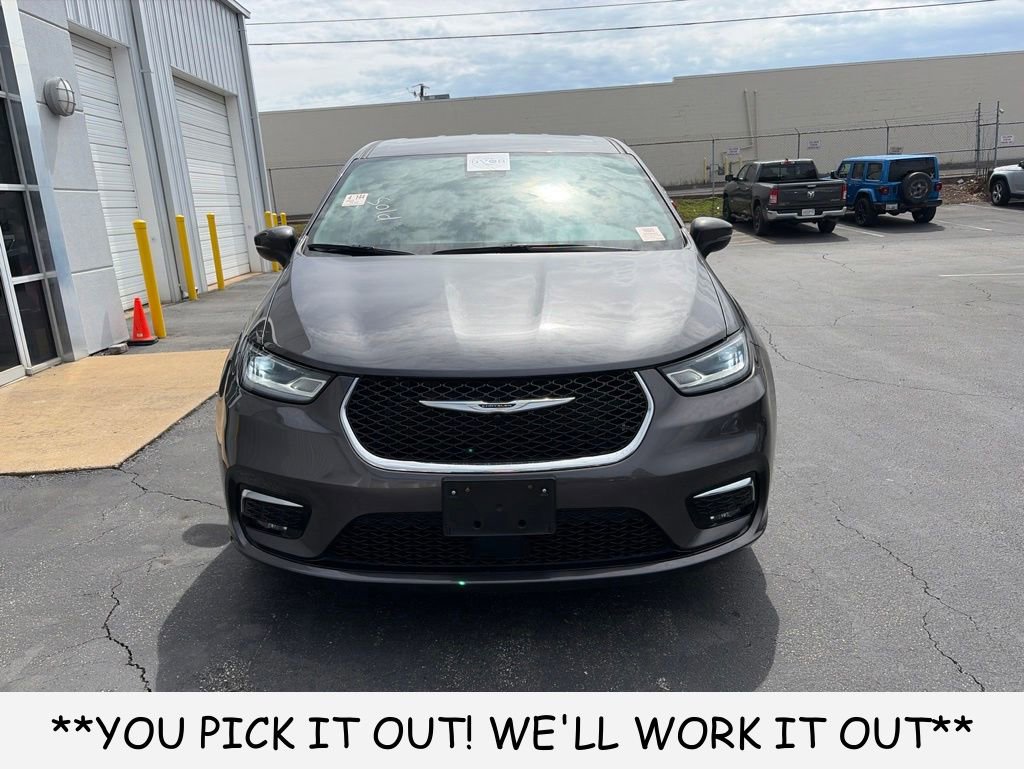 Used 2023 Chrysler Pacifica Touring-L FWD image 2