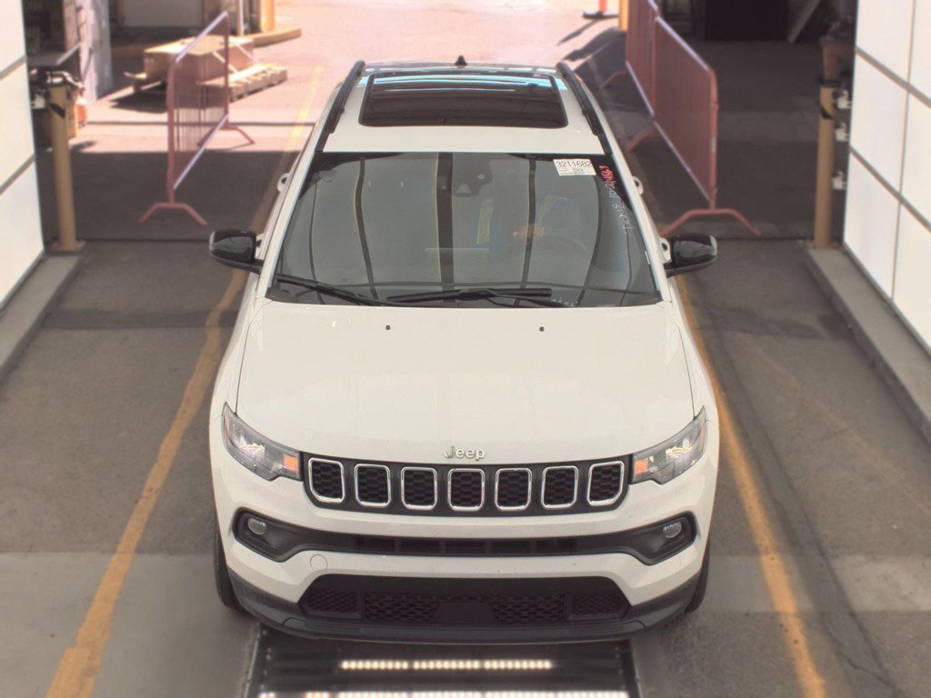 Used 2025 Jeep Compass Latitude w/ Sun & Sound Group AWD/4WD image 2