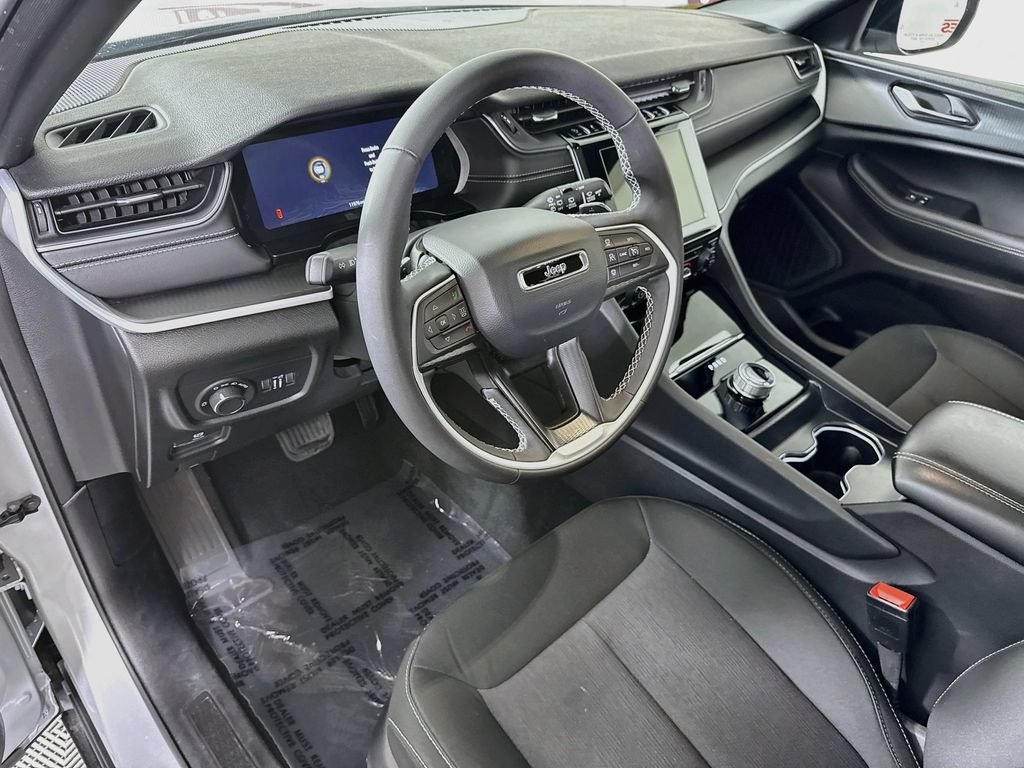 Used 2025 Jeep Grand Cherokee Laredo X AWD/4WD image 17