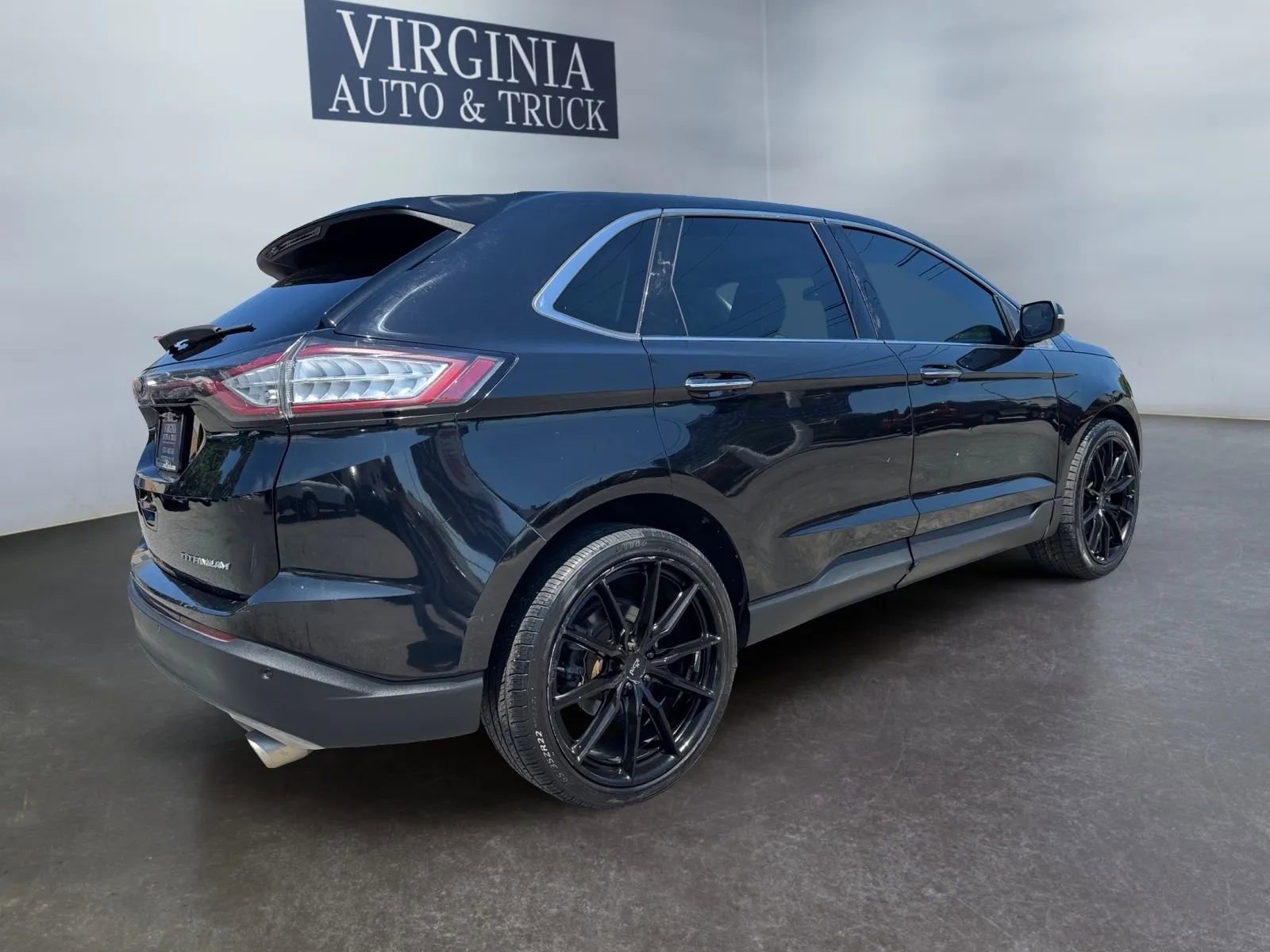 Used 2016 Ford Edge Titanium FWD image 4