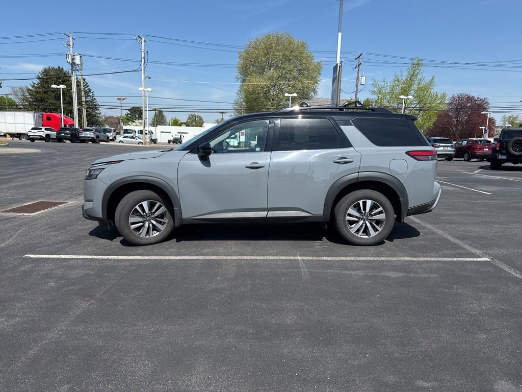 Used 2023 Nissan Pathfinder SL AWD/4WD image 3