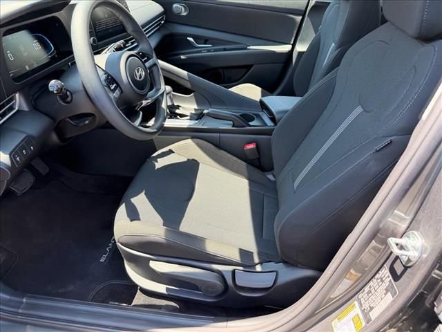 Certified 2025 Hyundai Elantra SE FWD image 7