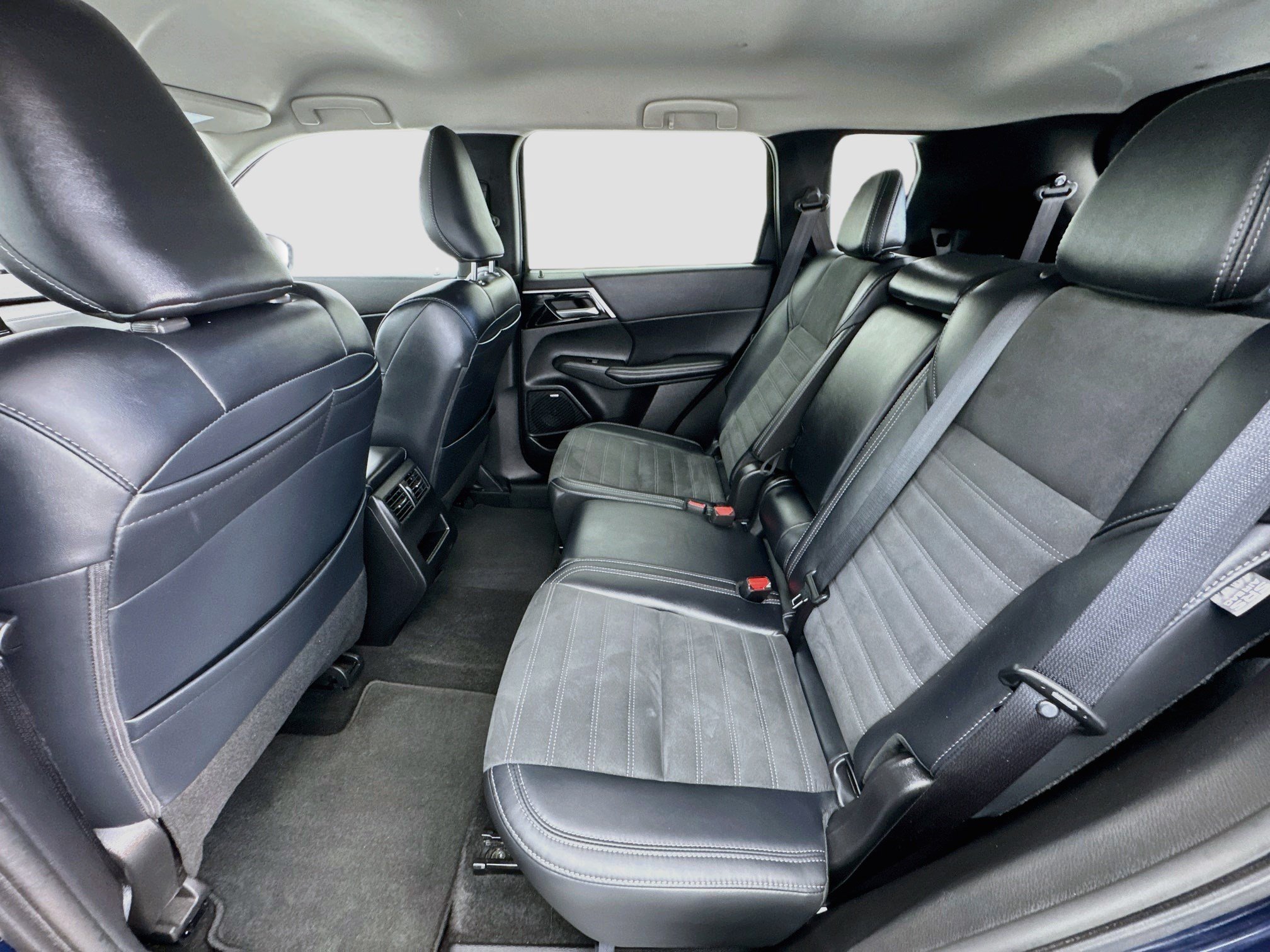 Used 2025 Mitsubishi Outlander SE FWD image 15