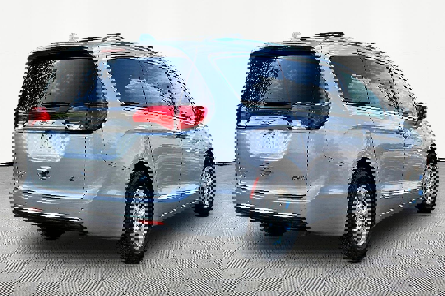 Used 2018 Chrysler Pacifica Touring-L image 6