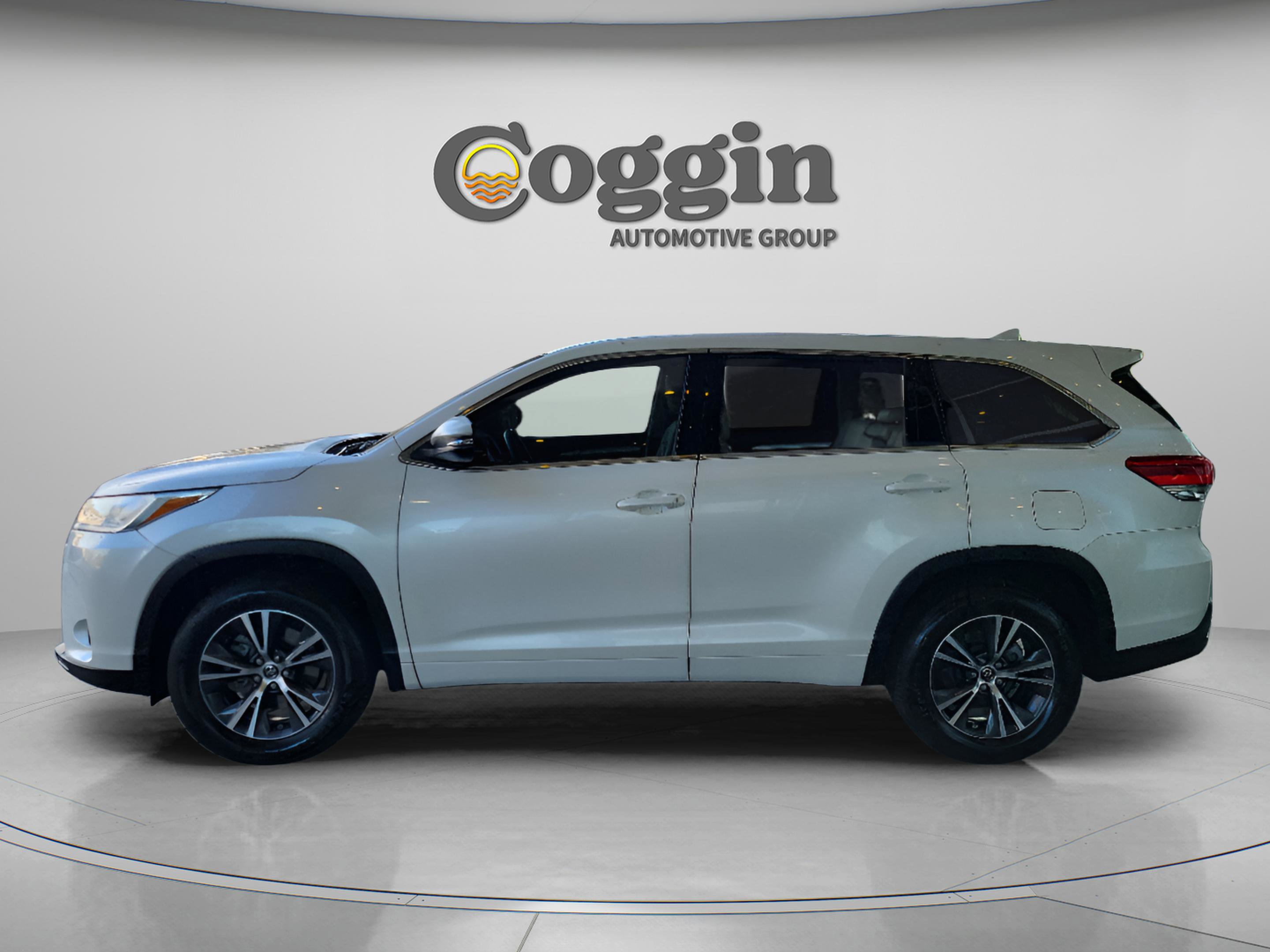 Used 2018 Toyota Highlander LE image 2