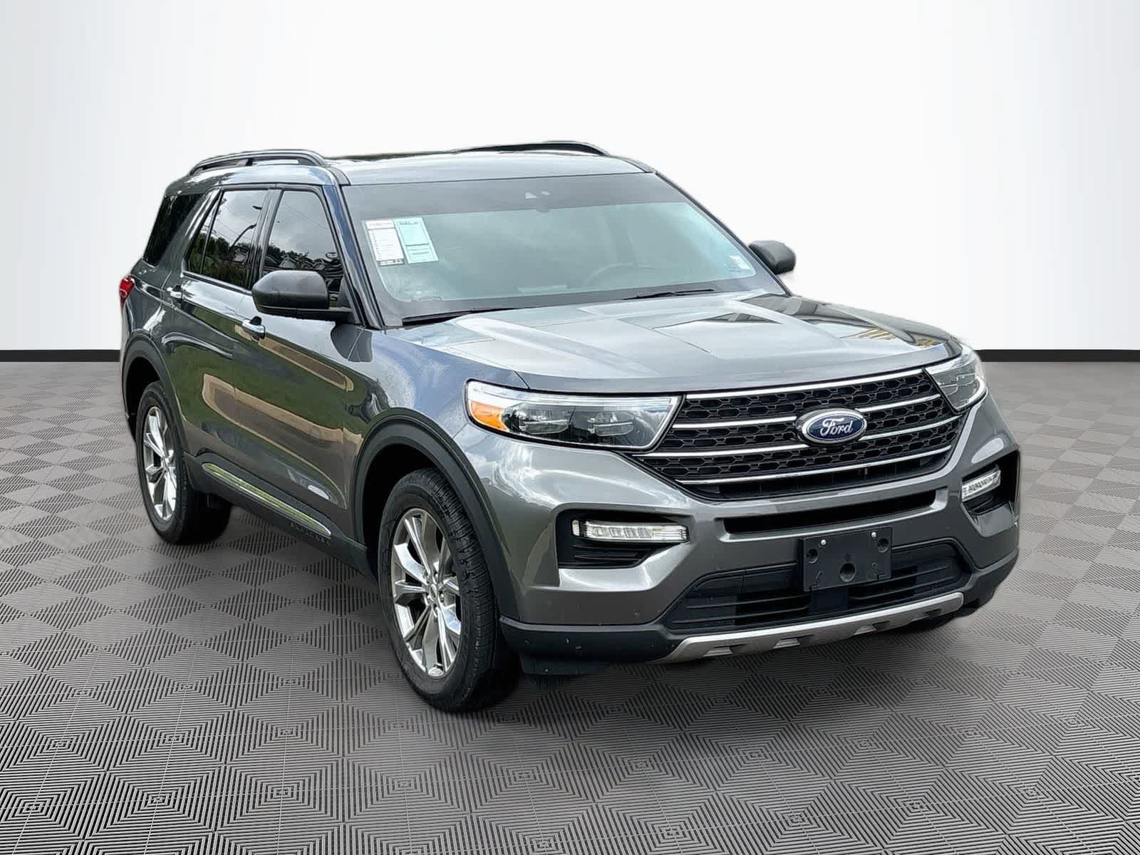 Used 2023 Ford Explorer XLT w/ Equipment Group 202A AWD/4WD image 3