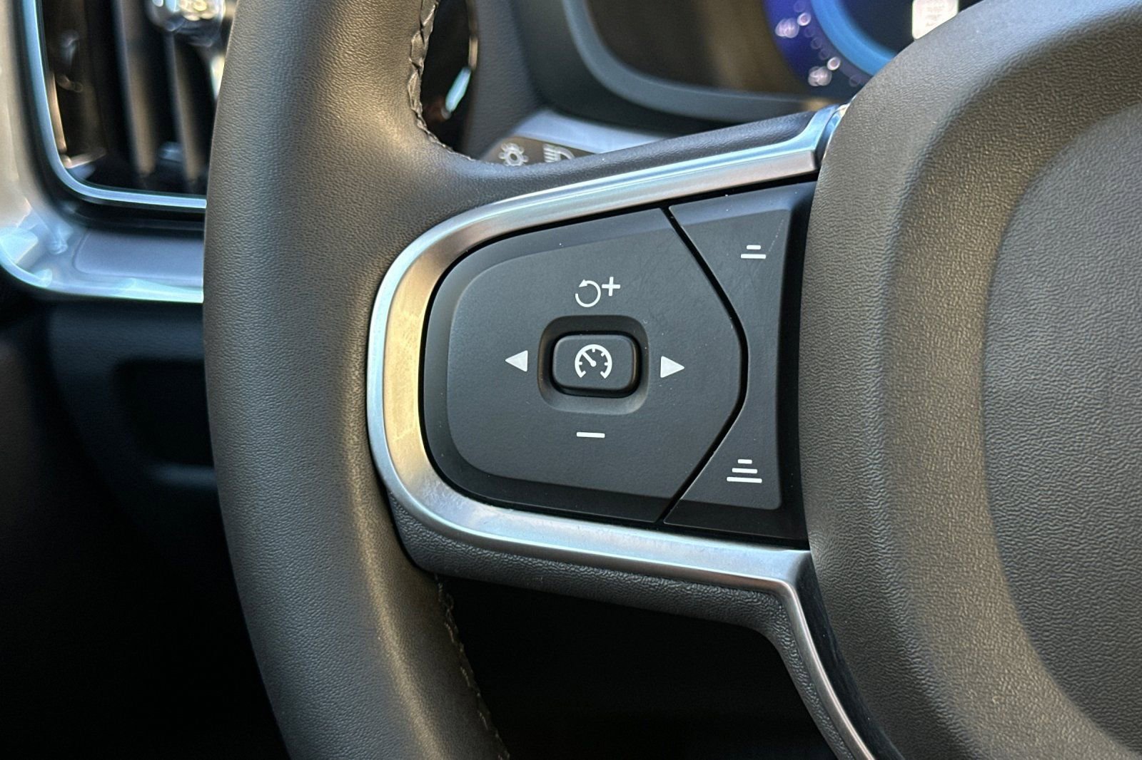 Used 2023 Volvo S60 T8 Core image 26