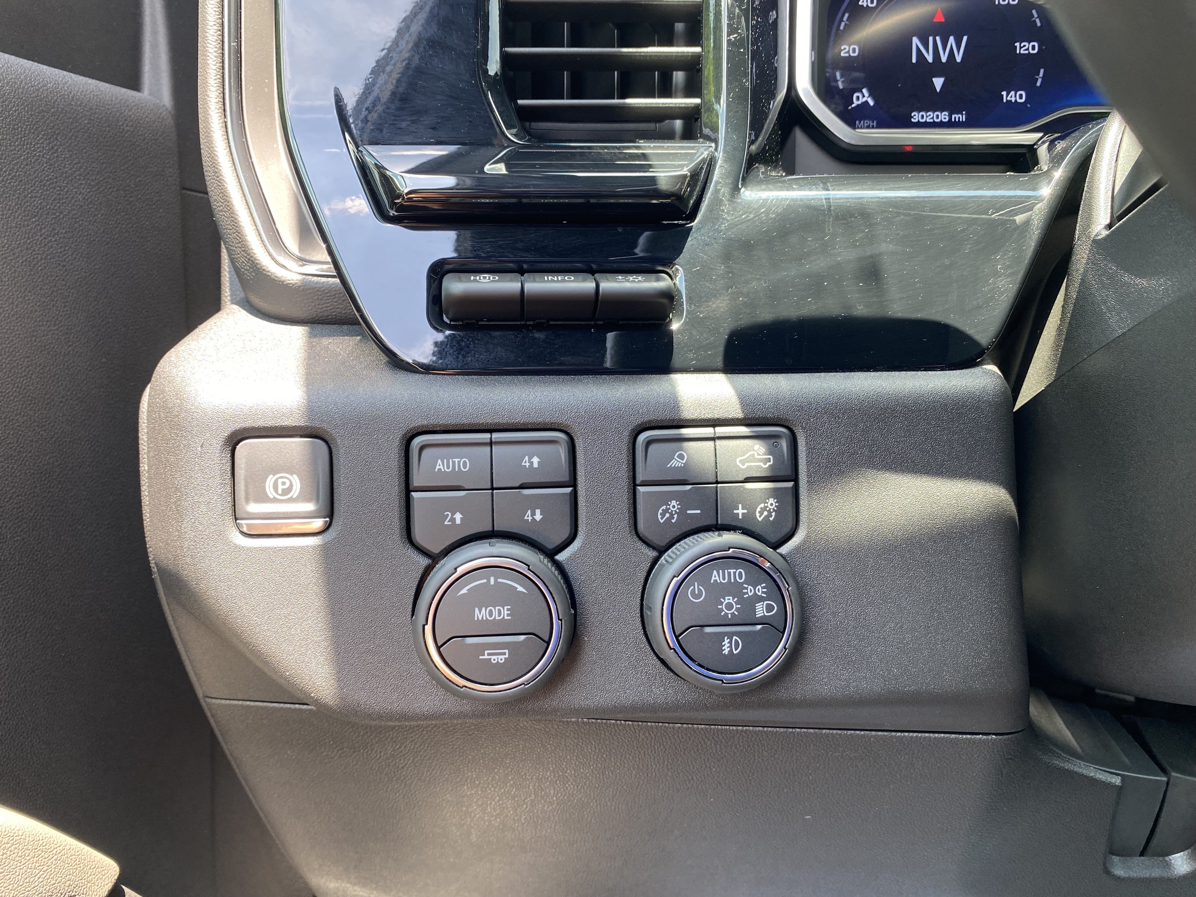Used 2024 Chevrolet Silverado 2500 ZR2 w/ Technology Package AWD/4WD image 18