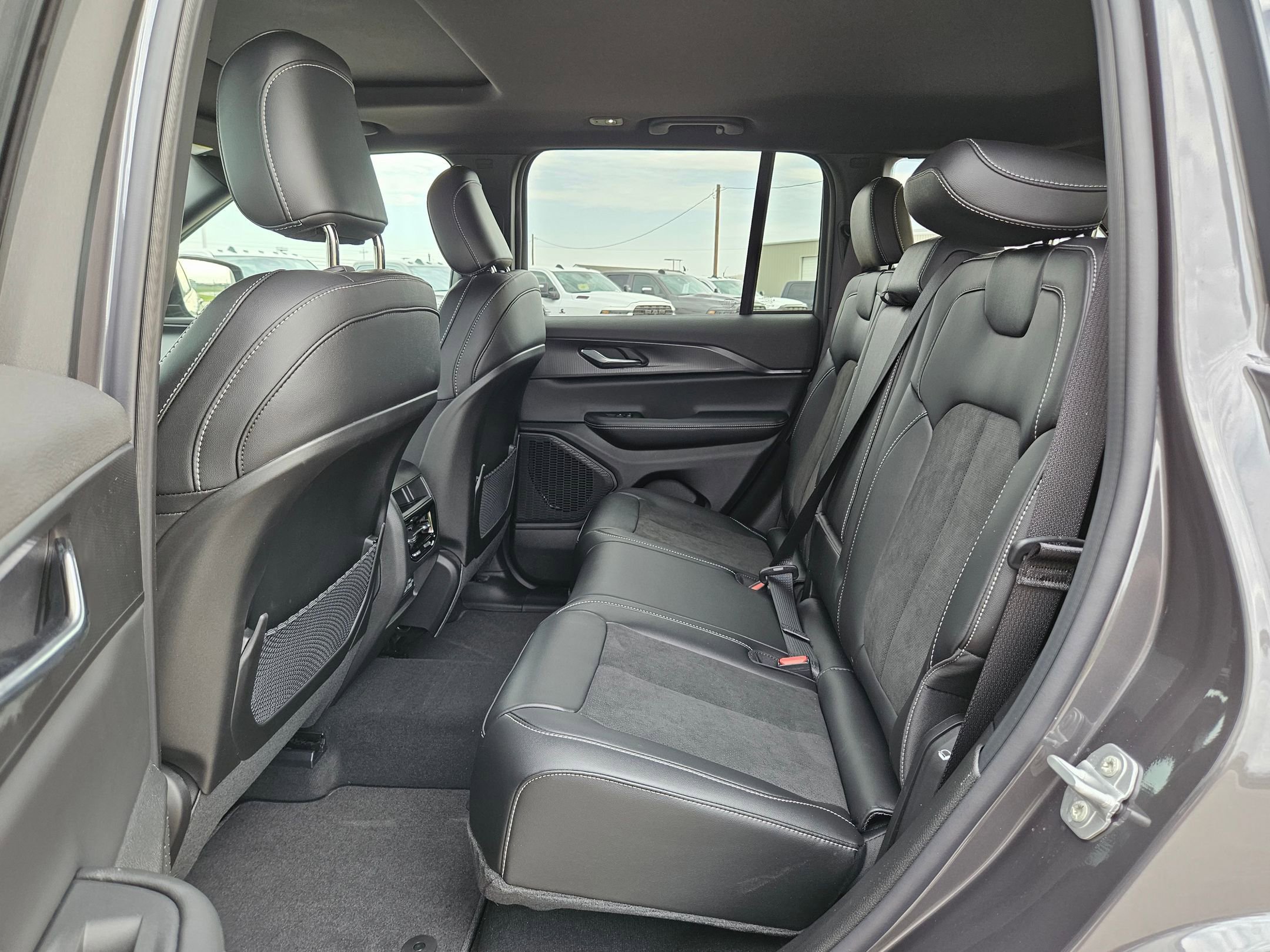 New 2025 Jeep Grand Cherokee Altitude image 13