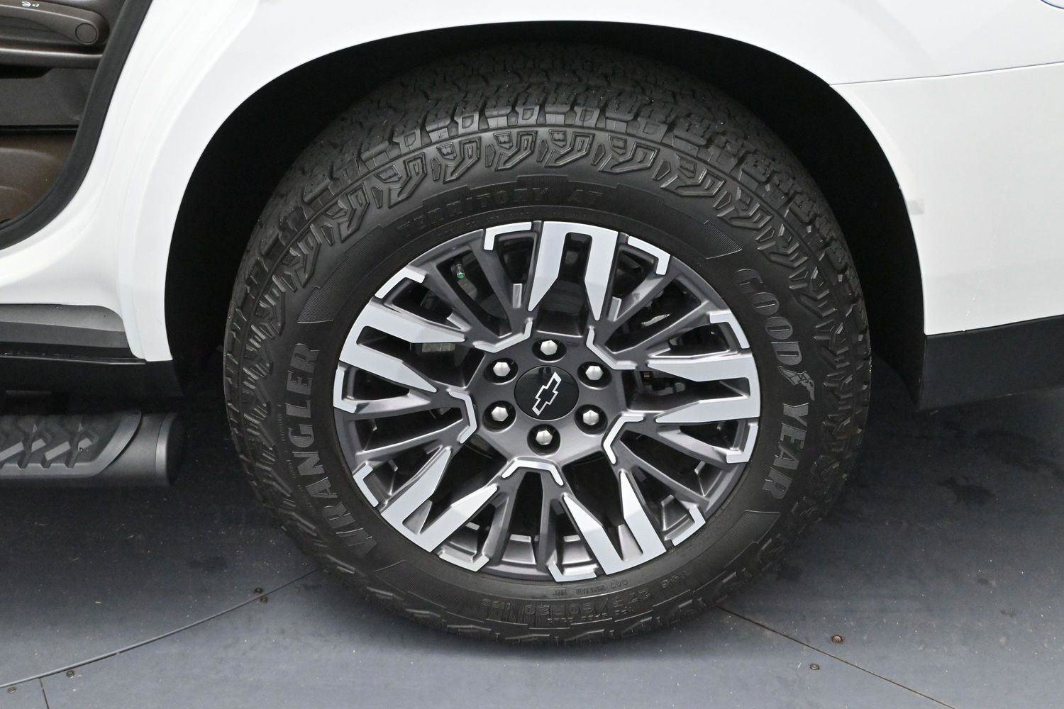 Used 2025 Chevrolet Tahoe Z71 w/ Z71 Off-Road Package AWD/4WD image 31