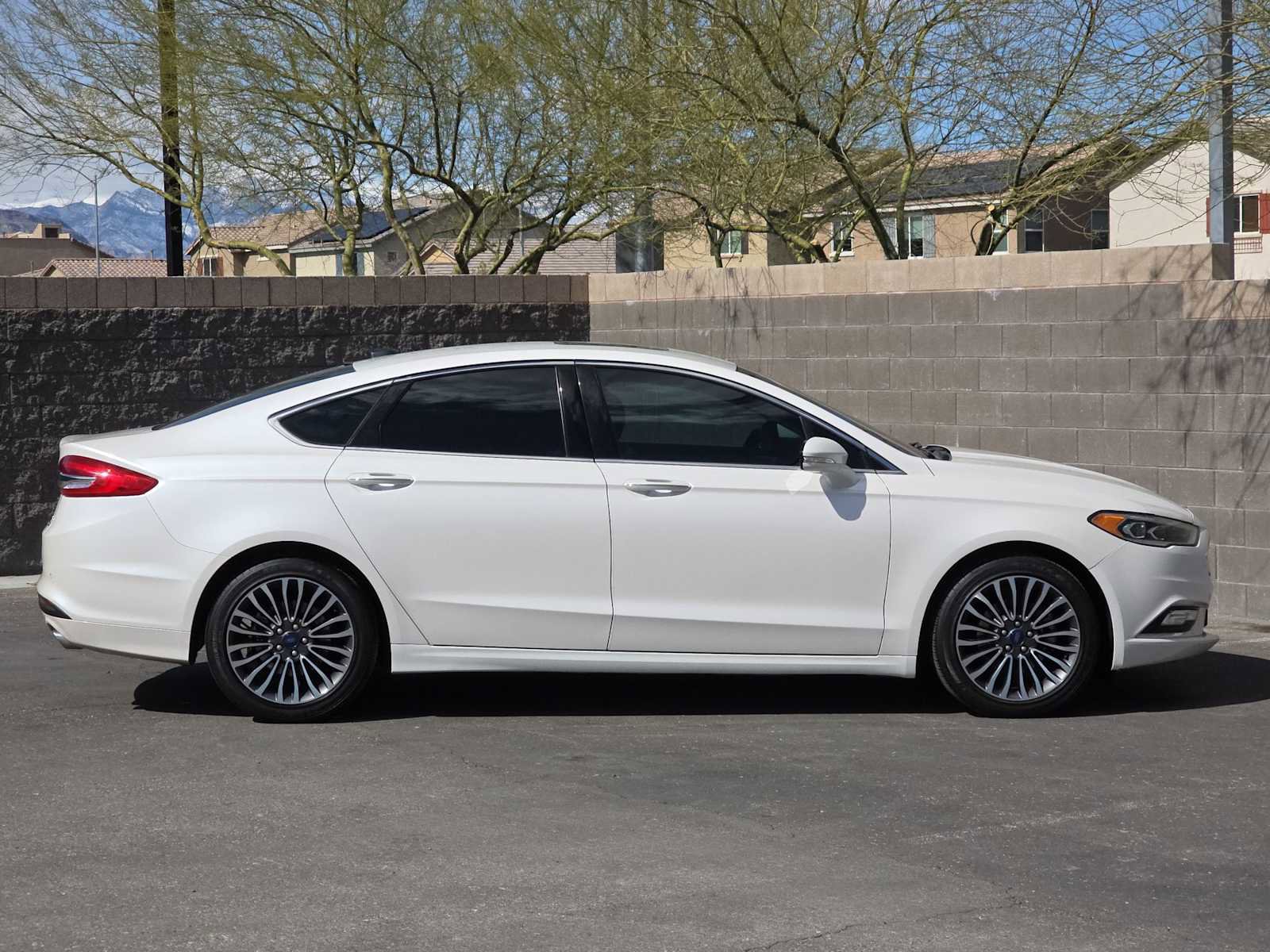 Used 2017 Ford Fusion SE w/ Fusion SE Technology Package image 10