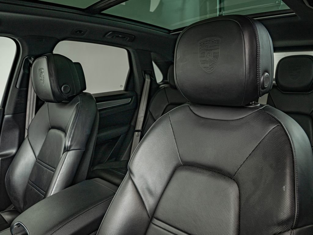 Certified 2023 Porsche Cayenne Platinum Edition image 39