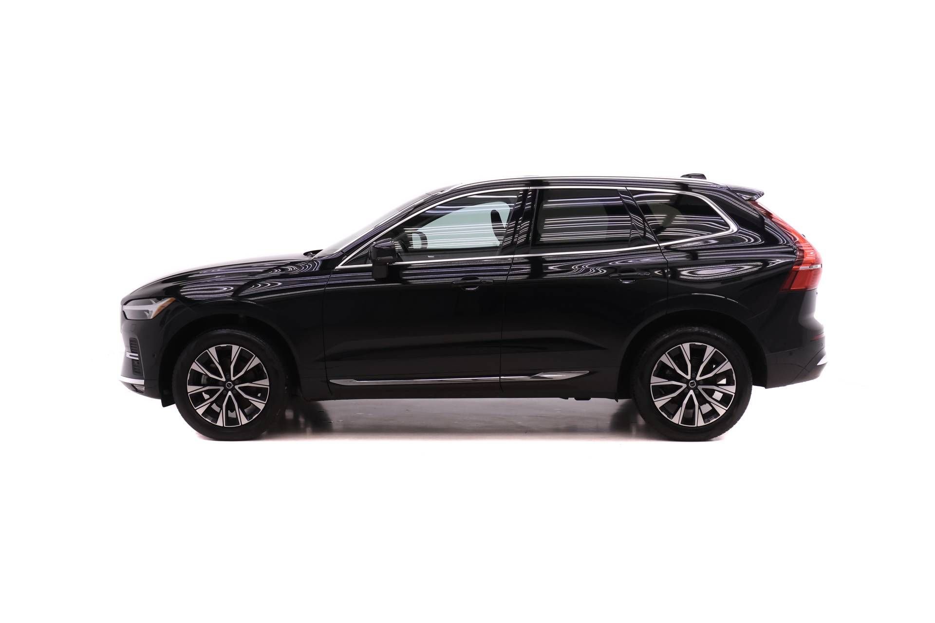 Certified 2023 Volvo XC60 B5 Plus w/ Climate Package AWD/4WD image 3