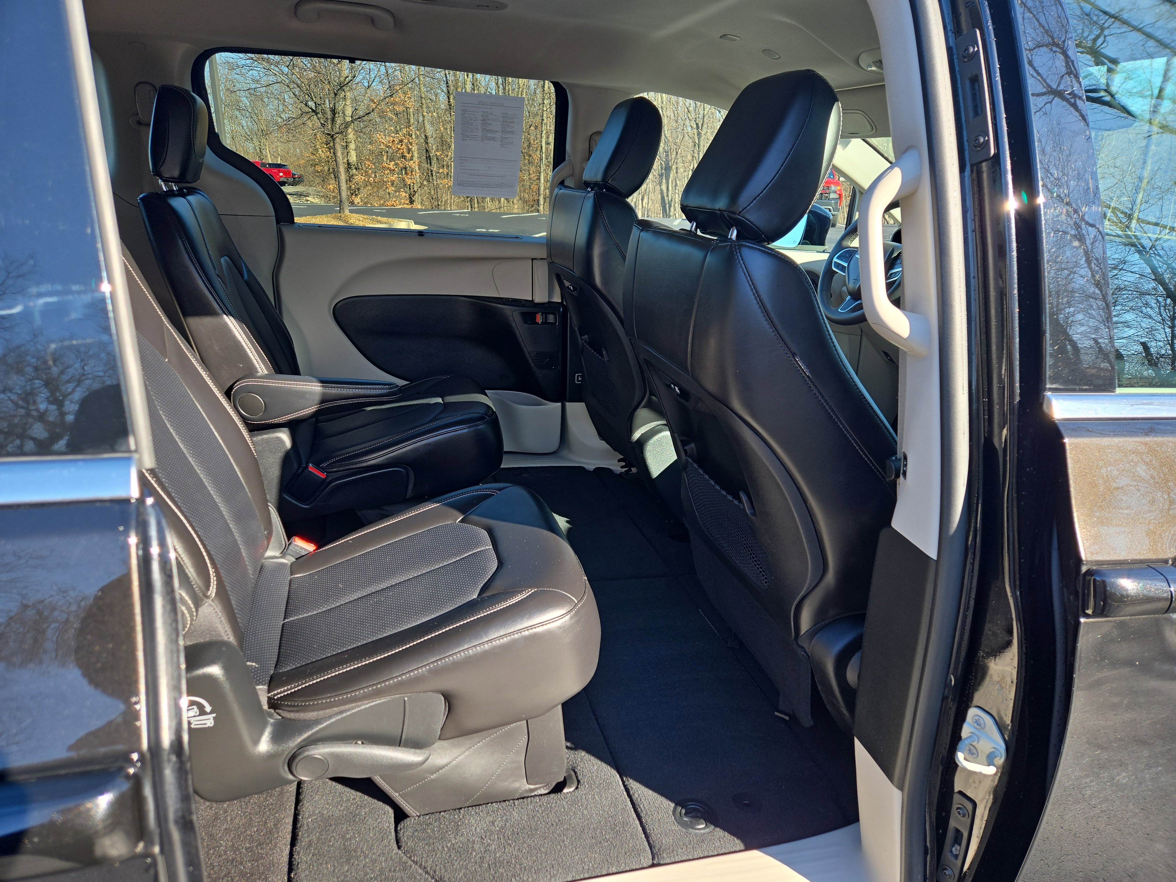 Used 2024 Chrysler Pacifica Touring-L image 27