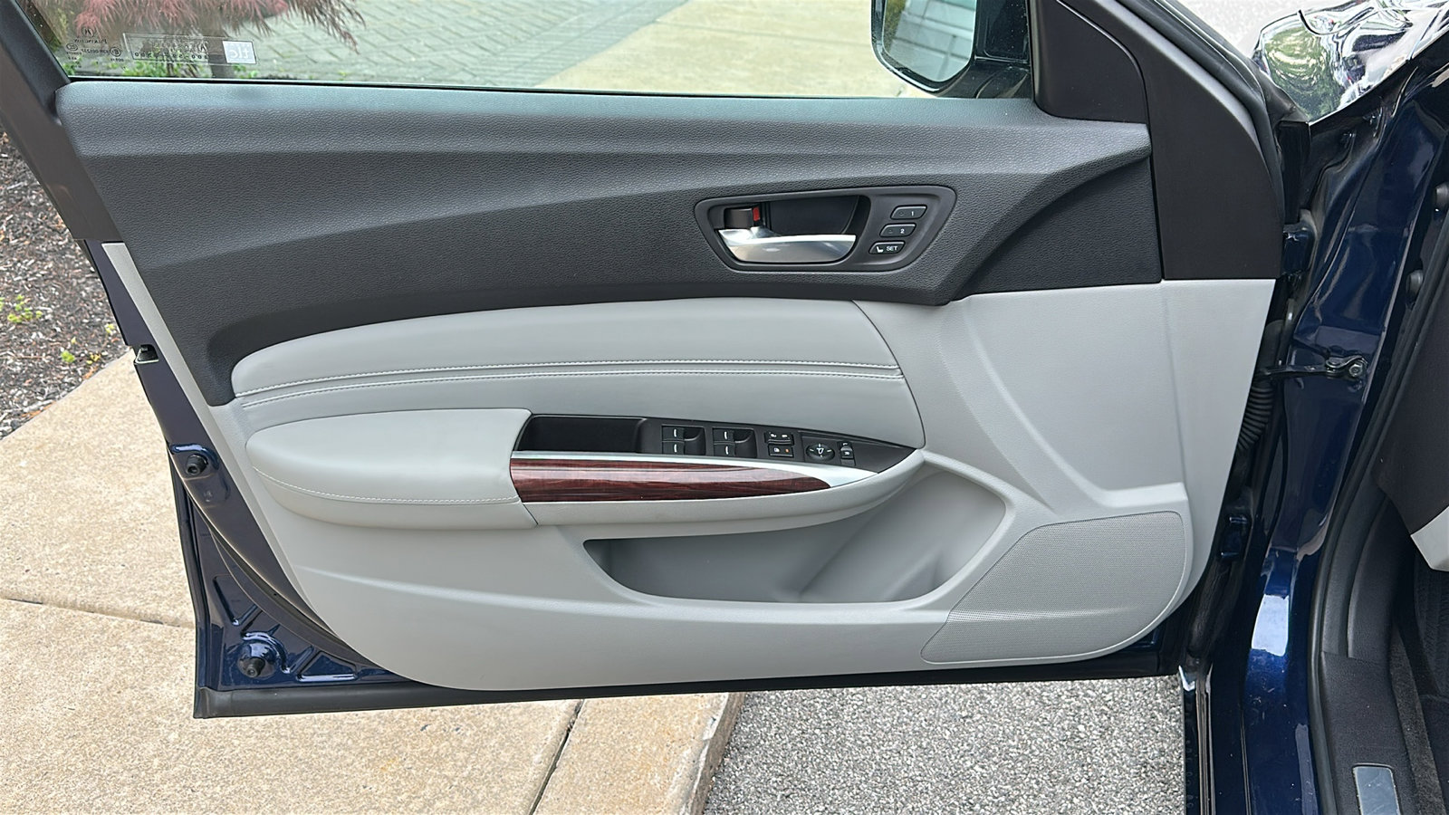 Used 2017 Acura TLX FWD image 13