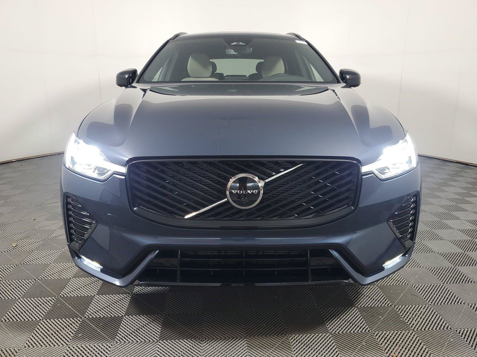 New 2027 Volvo XC60 B5 Plus AWD/4WD image 2