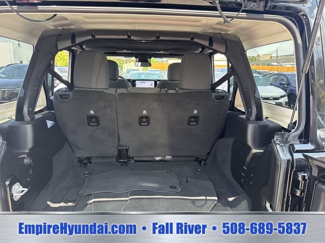 Used 2025 Jeep Wrangler Unlimited Sahara AWD/4WD image 5