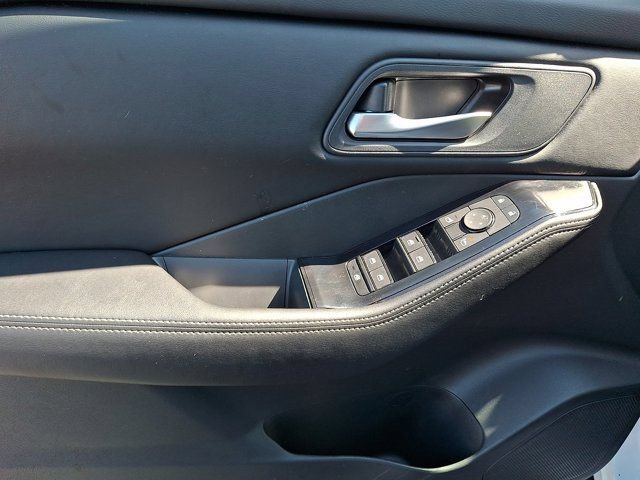 Used 2024 Nissan Rogue SV AWD/4WD image 16