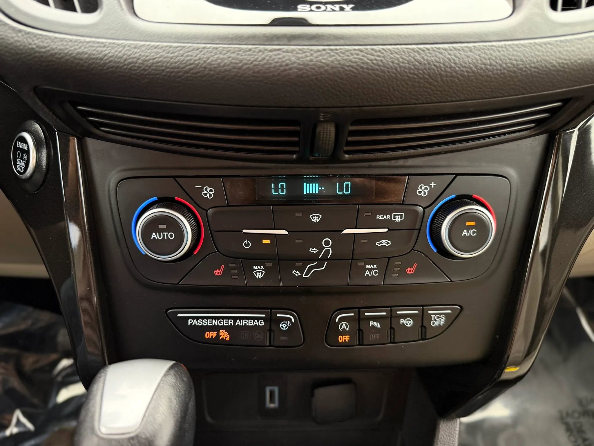 Used 2018 Ford Escape Titanium image 32