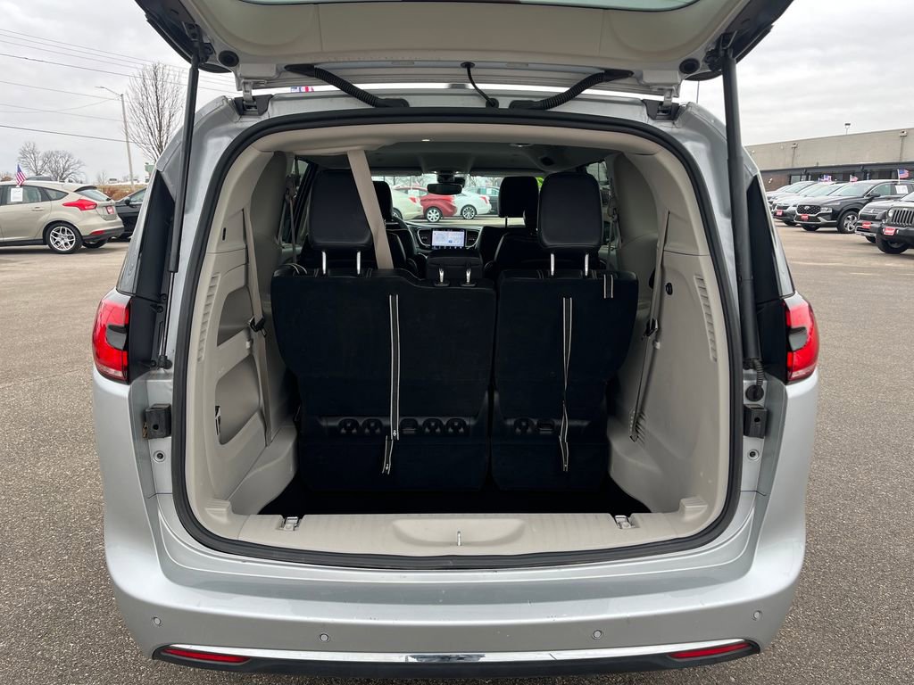 Used 2024 Chrysler Pacifica Touring-L image 28