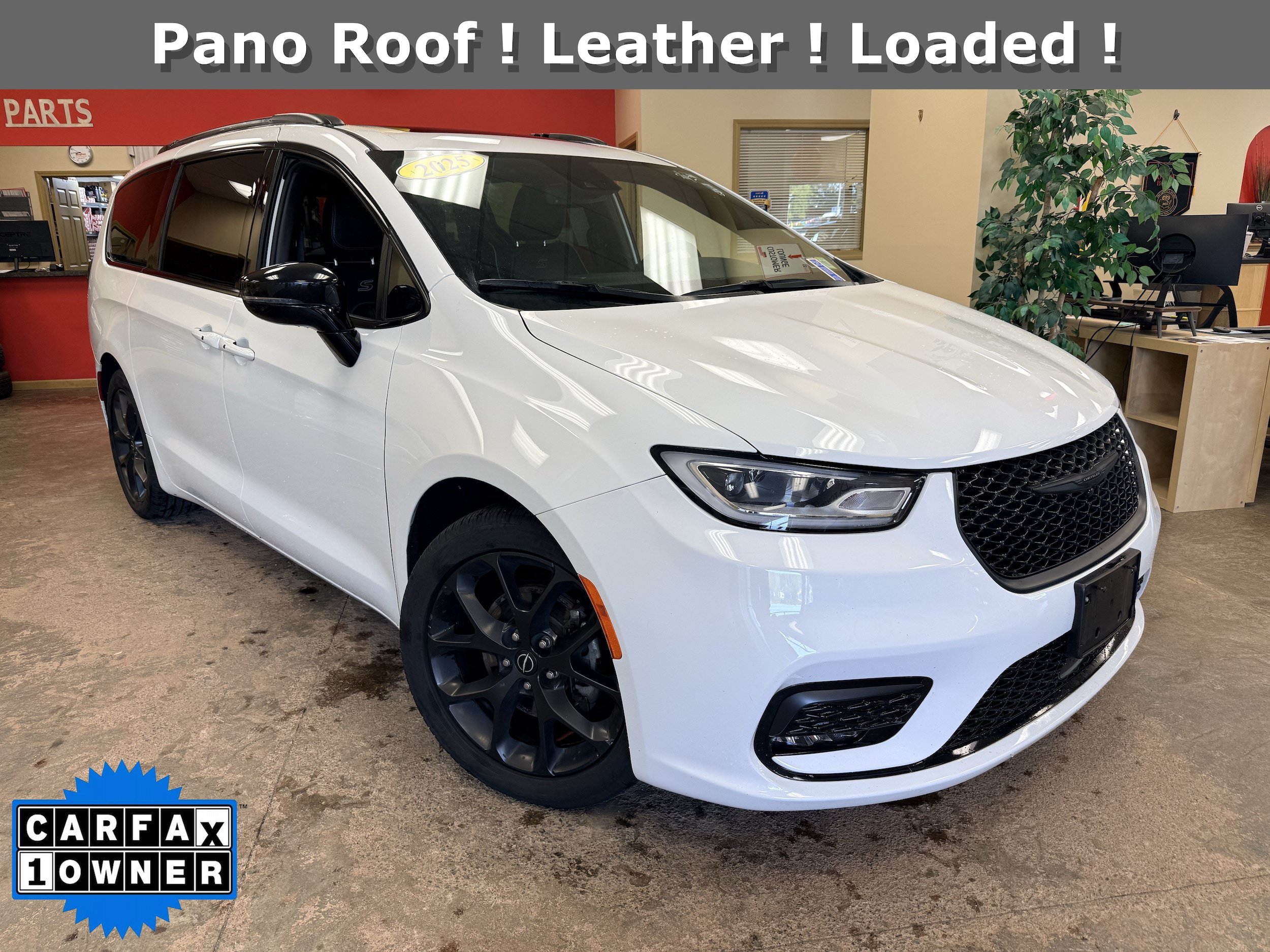 Used 2025 Chrysler Pacifica Limited FWD image 1