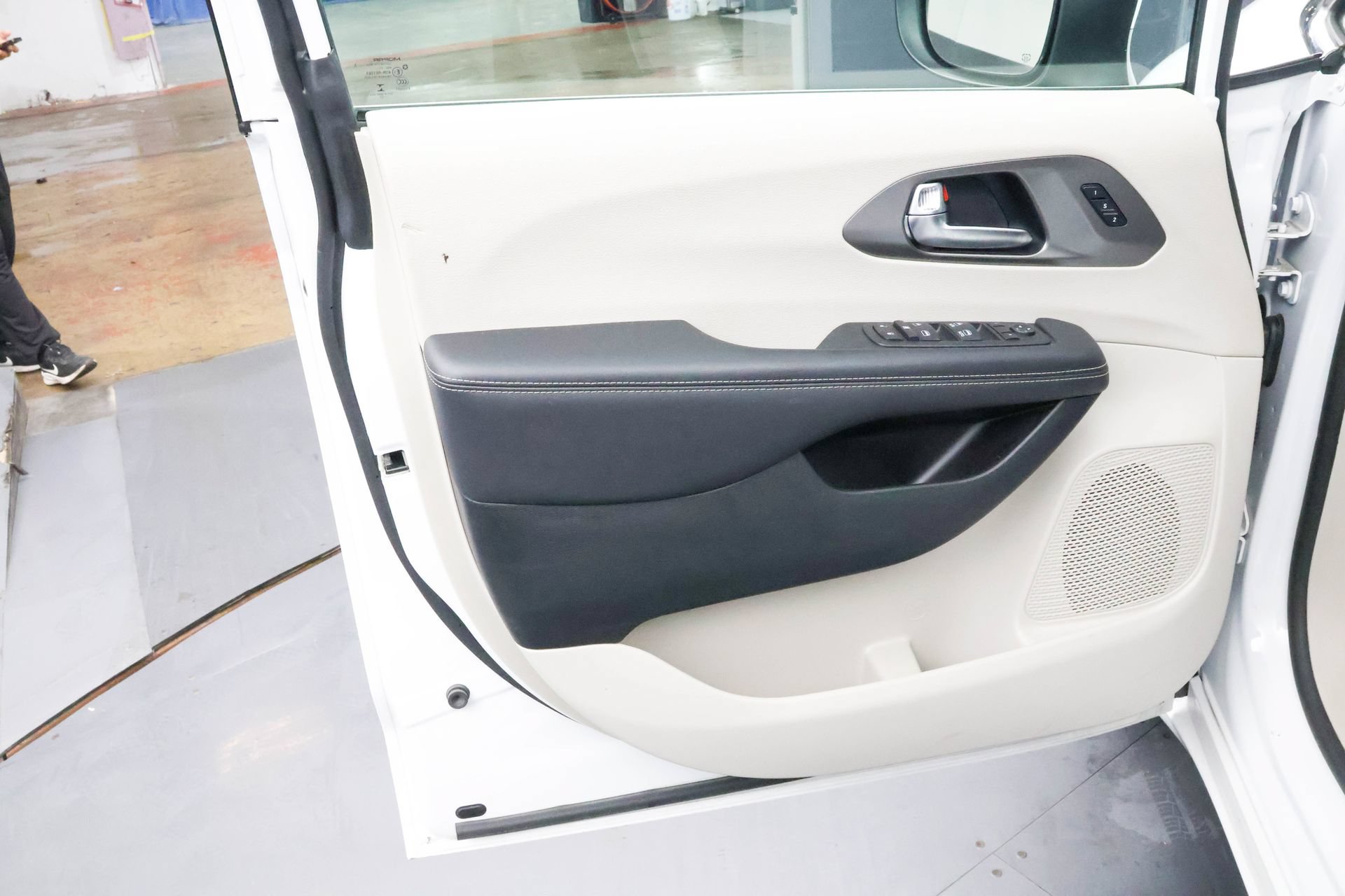 Used 2023 Chrysler Pacifica Touring-L FWD image 21