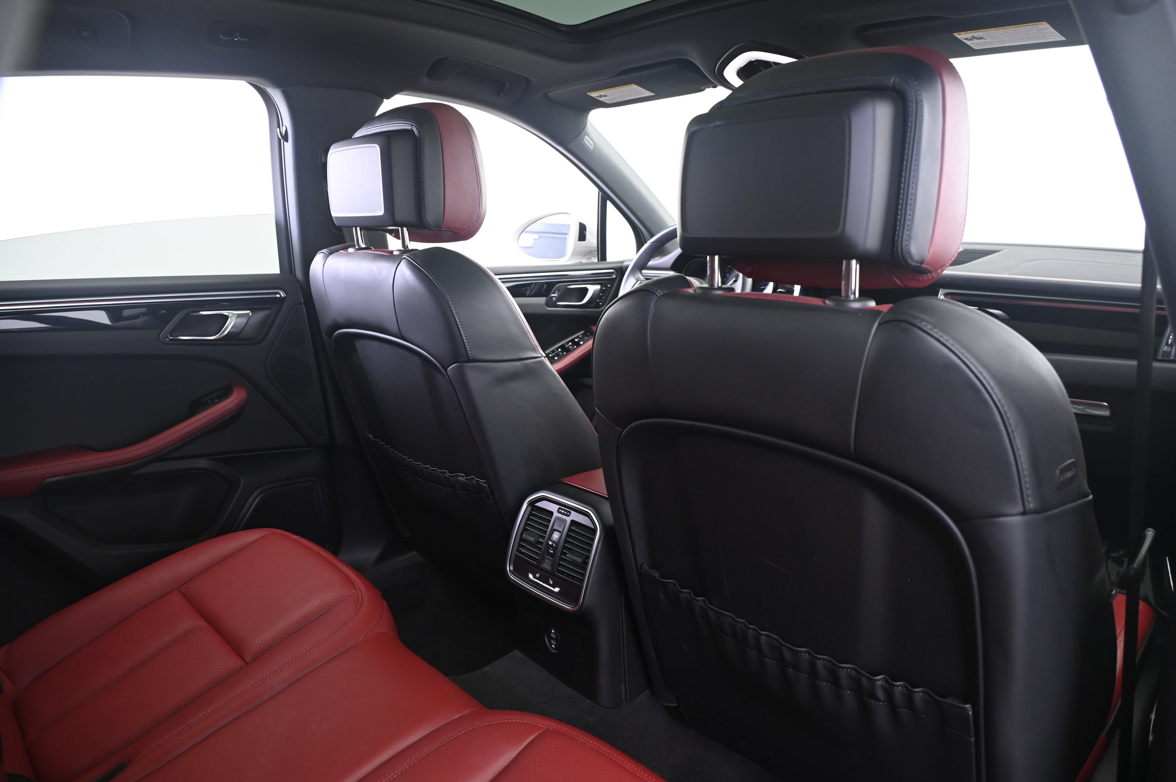 Certified 2023 Porsche Macan AWD/4WD image 17